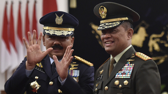 Panglima TNI Marsekal TNI Hadi Tjahjanto (kiri) bersama Jenderal (Purn) Gatot Nurmantyo.