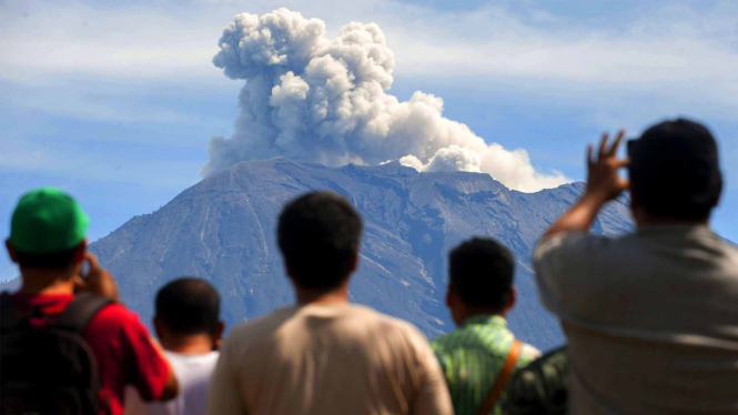 Gunung Agung meletus