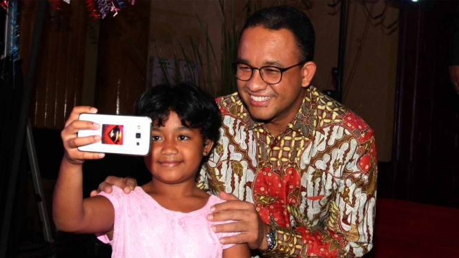 Gubernur DKI Jakarta Anies Baswedan Bersama Seorang Anak