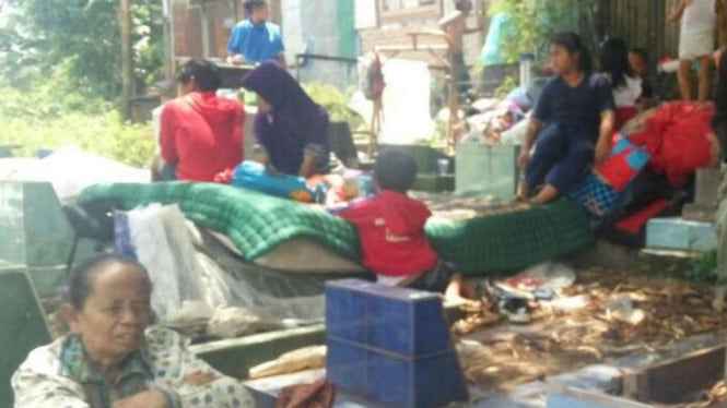 Warga Palem Semi, Tangerang tinggal di pemakaman setelah digusur