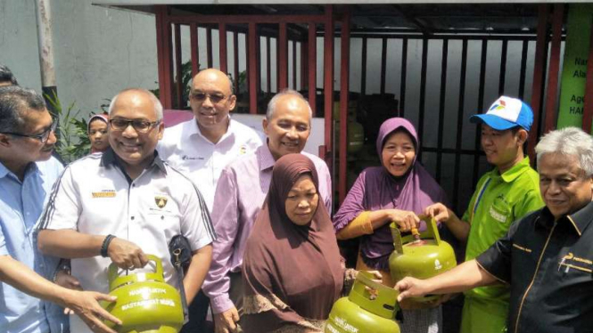 Direktur Pemasaran Pertamina Muchamad Iskandar mengecek persediaan gas 