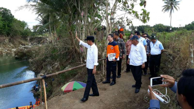 Presiden Jokowi saat kunjungi lokasi banjir.