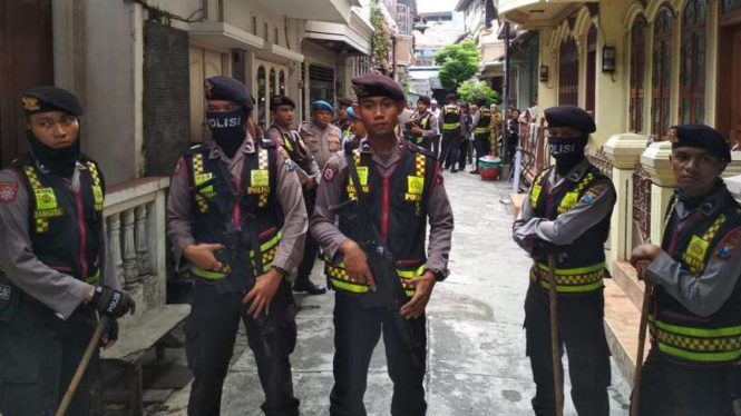  Pengamanan oleh aparat di Jalan Ampel Kembang, Semampir, Surabaya, Jawa Timur.