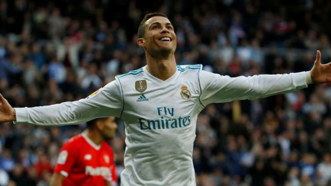 Megabintang Real Madrid, Cristiano Ronaldo rayakan gol.
