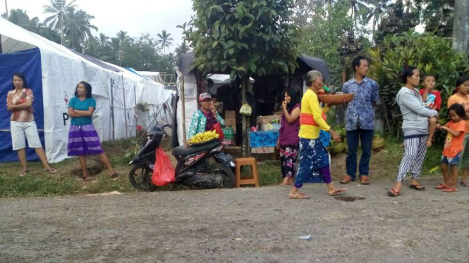 Warung usaha para pengungsi Gunung Agung, Bali.