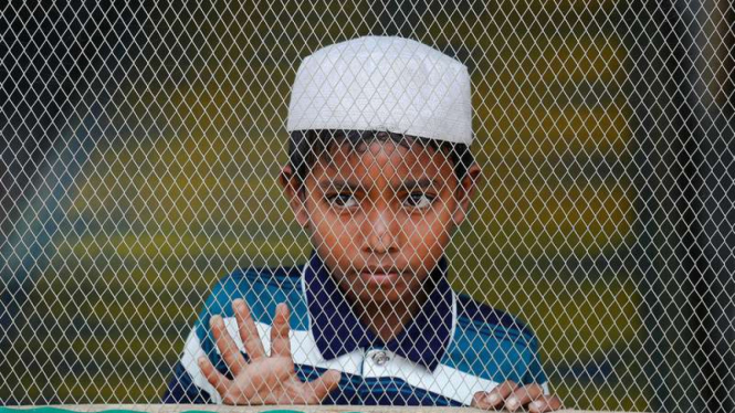 Seorang anak etnis Rohingya melihat dari sebuah jendela masjid menjelang salat Jumat di kamp pengungsian, Bangladesh, Jumat (8/12/2017).