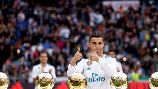 Eks Megabintang Real Madrid, Cristiano Ronaldo, memamerkan lima Ballon d'Or
