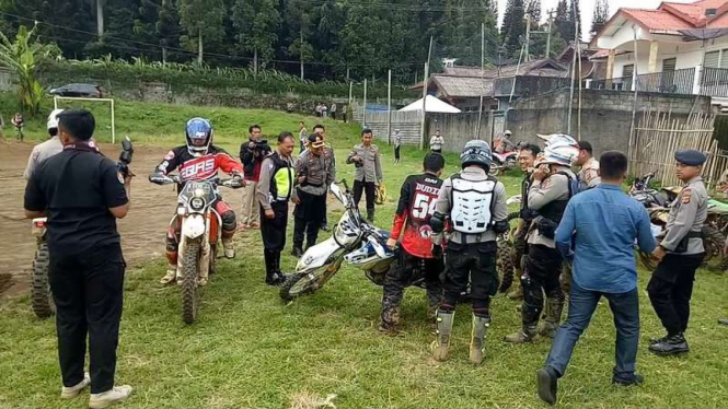 Kapolda Jawa Barat Irjen Pol Agung Budi Maryanto bersama sejumlah personel polisi saat bersiap menuju kawasan hutan di Gede Pangrango, Minggu (10/12/2017)