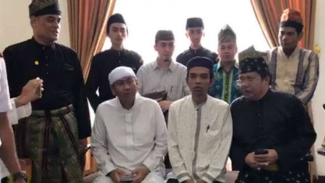 Ustaz Abdul Somad  bersama Dewan Pengurus Harian Lembaga Adat Melayu.