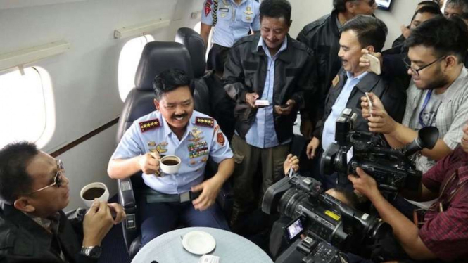 Panglima TNI Hadi Tjahjanto ngopi bersama wartawan di pesawat
