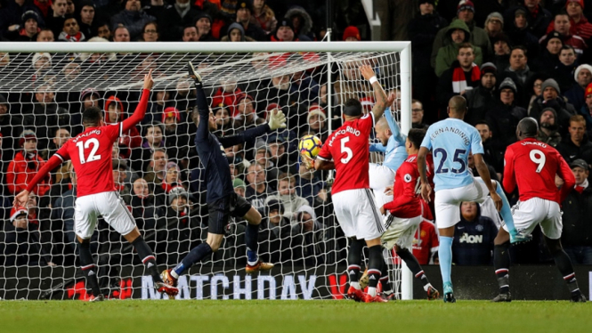 Gelandang Manchester City, David Silva saat membobol gawang Manchester United