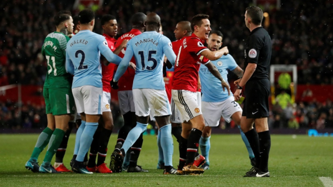 Duel Manchester United vs Manchester City.