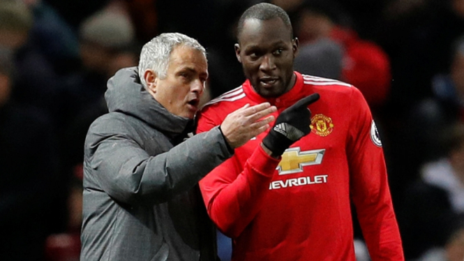 Striker Manchester United, Romelu Lukaku berdiskusi dengan Jose Mourinho