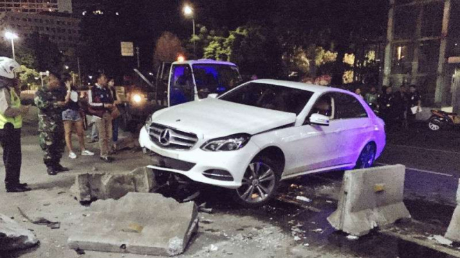 Mobil Mercy kecelakaan di Jalan MH Thamrin, Jakarta, Senin, 11 Desember 2017.