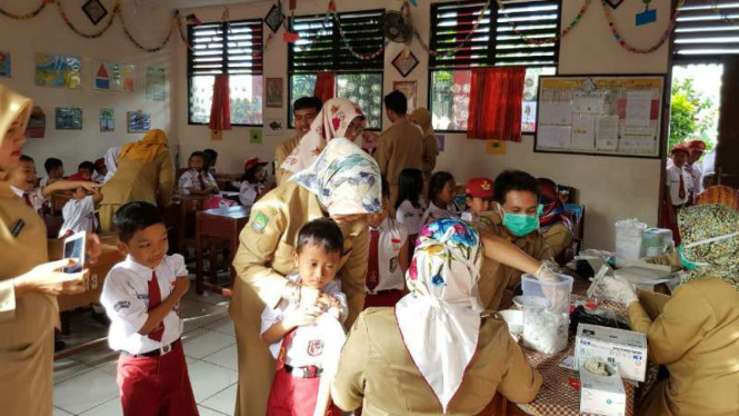 Sebanyak 1,7 juta anak yang berada di wilayah Kota dan Kabupaten Tangerang, Banten, diimunisasi pencegahan difteri secara serentak di 77 puskesmas.