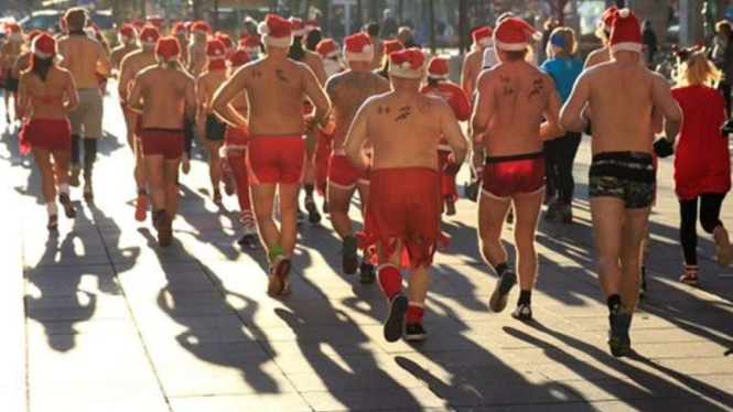 Acara marathon tahunan "Santa Half Naked" di Budapest, Hungaria.