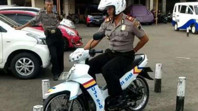 Polisi pamer skill ujian praktik SIM C.