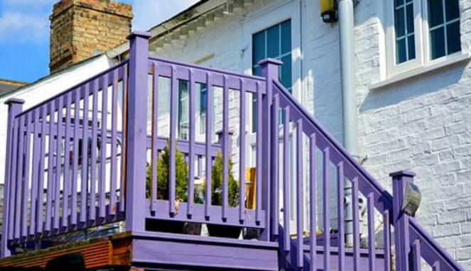 Contoh aplikasi warna ungu pada tangga rumah 