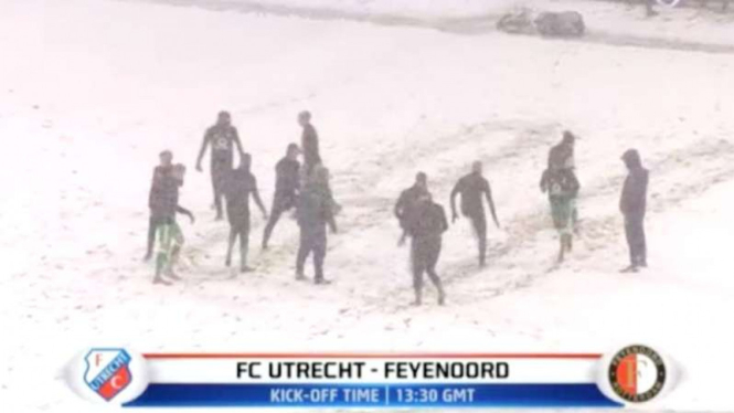 Kondisi lapangan laga Eredivisie Belanda, FC Utrecht vs Feyenoord tertutup salju