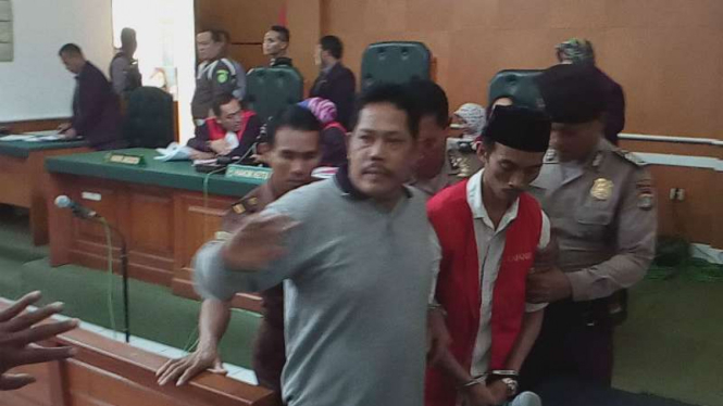 Bos Koperasi Simpan Pinjam Pandawa Mandiri Grup, Dumeri alias Salman Nuryanto, usai dijatuhi vonis hukuman 15 tahun penjara di Pengadilan Negeri Depok, Jawa Barat, pada Senin, 11 Desember 2017.