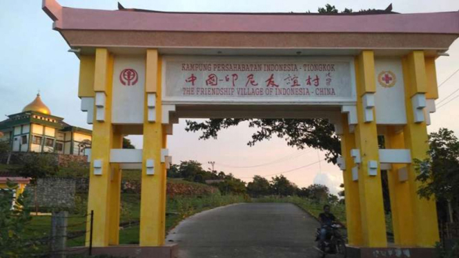 Gerbang masuk ke kampung persahabatan Indonesia–Tiongkok