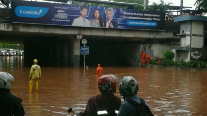 Kondisi banjir di kolong Landmark BNI, Jakarta Pusat