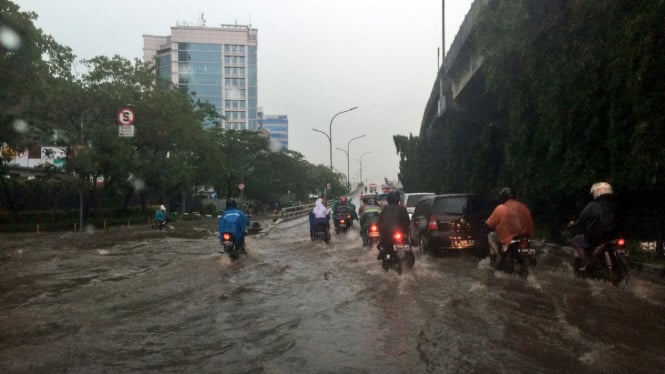 Banjir di Jalan Yos Sudarso depan Gedung Altira, Jakarta Utara