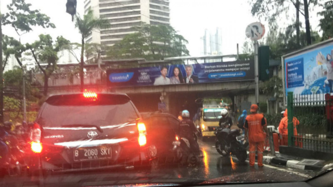 Macet akibat banjir di kolong Landmark, Jakarta Pusat