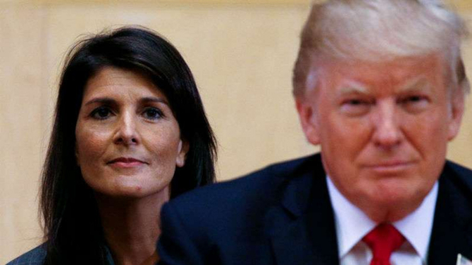 Nikki Haley (kiri) dan Donald Trump