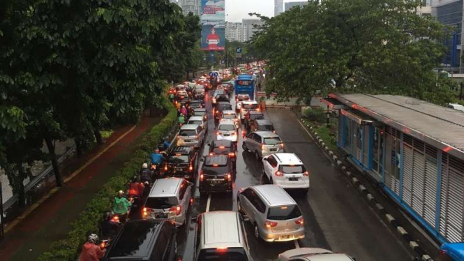 Macet parah yang terjadi usai banjir di Kuningan, Jakarta Selatan.