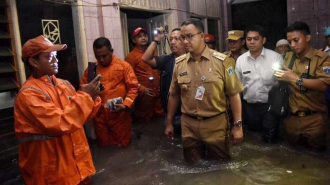 Anies Baswedan pantau banjir di Jati Padang.