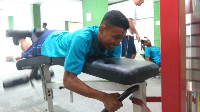 Striker Arema FC, Rivaldy Bauwo menjalani sesi latihan fisik