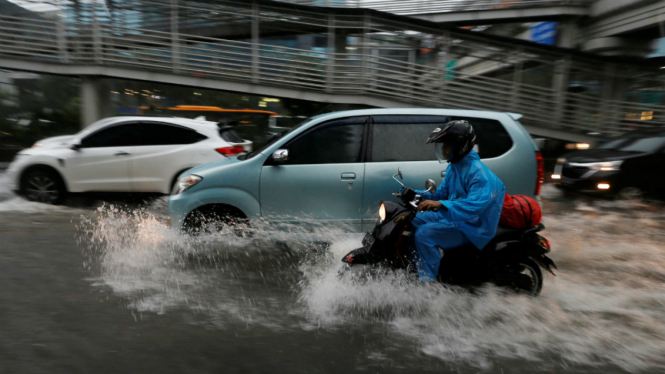 Banjir yang merendam ruas jalan di Jakarta.