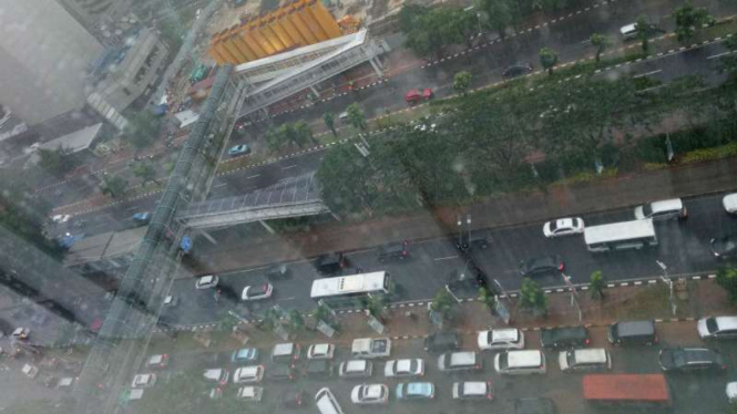 Lalu lintas di Jalan Jenderal Sudirman arah Semanggi padat, cuaca hujan.