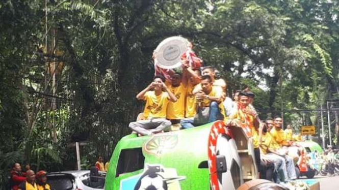 Konvoi perayaan juara Liga 1 Bhayangkara FC
