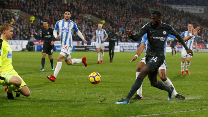 Gelandang Chelsea, Tiemoue Bakayoko, mencetak gol ke gawang Huddersfield