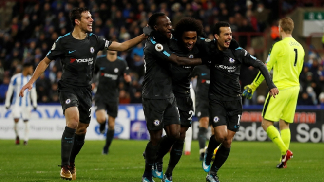 Pemain Chelsea merayakan gol ke gawang Huddersfield