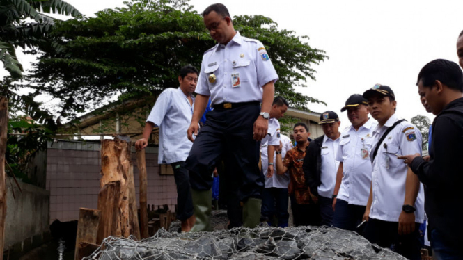Gubernur DKI Jakarta Anies Baswedan mendatangi lokasi tanggul jebol