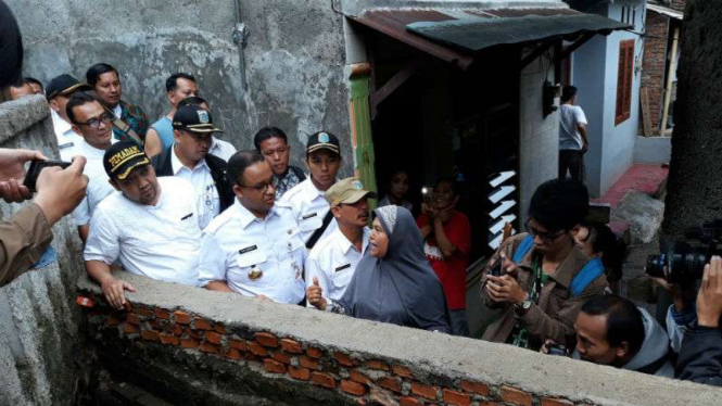Gubernur DKI Jakarta Anies Baswedan menemui warga di dekat tanggul Jatipadang