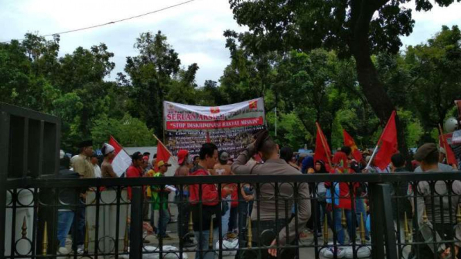 Unjuk rasa di Balai Kota menuntut pembatalan surat edaran Kasdishub DKI
