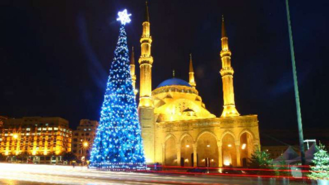 Pohon Natal raksasa berdampingan dengan masjid di Beirut, Lebanon.
