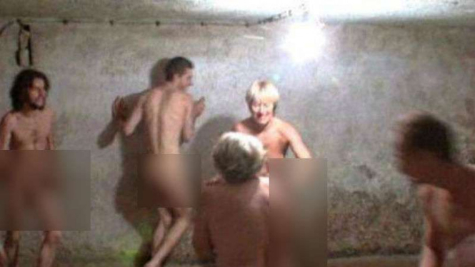 Bercanda telanjang di eks kamp Nazi, kelompok seni dikecam