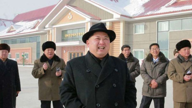 Kim Jong-un saat melakukan inspeksi ke pabrik tepung di negaranya