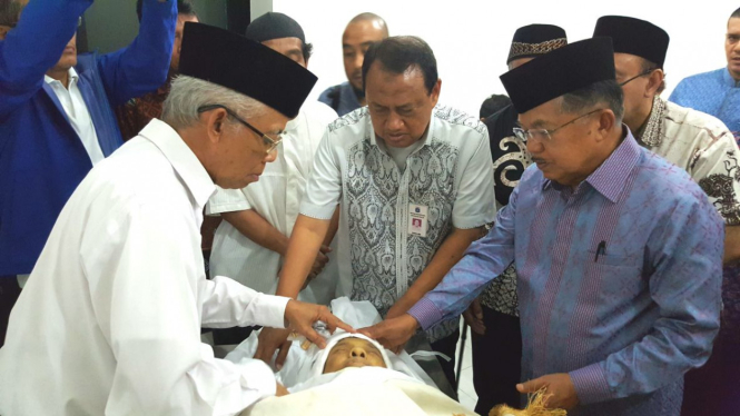 Wapres Jusuf Kalla (kanan) melayat AM Fatwa di RS MMC Jakarta
