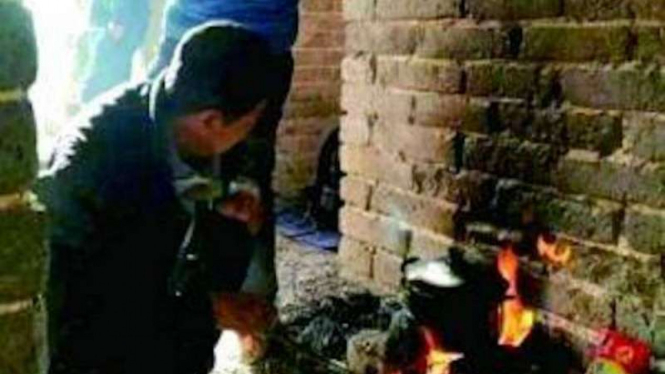 Seorang warga merusak Tembok Raksasa China karena memasak di sampingnya.