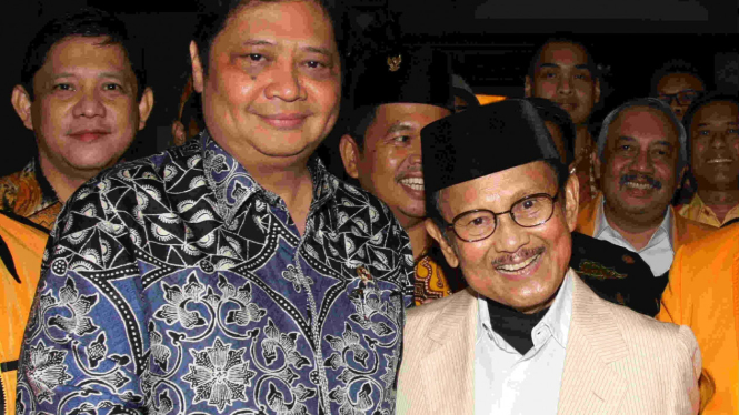 Airlangga Hartarto bersama senior Golkar BJ Habibie.