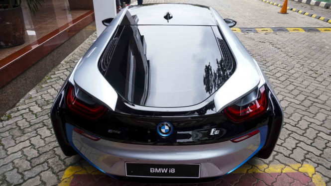 Mobil Listrik (hybrid) BMW i8 di Jakarta