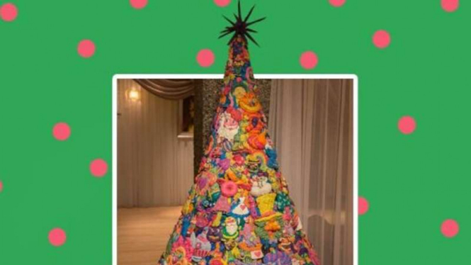 Pohon Natal dengan karakter Alice in Wonderland  