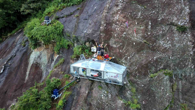 Badega Skylodge Hotel di kawasan tebing Gunung Parang, Purwakarta Jawa Barat dipotret dengan menggunakan drone.