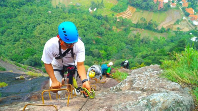 Jalur pemanjatan Gunung Parang menggunakan Ferrata (tangga besi)